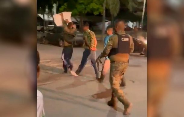 Grupo criminal pasea a presuntos ladrones en Ocotlán