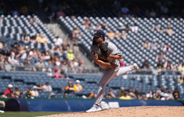 José Urquidy consigue su primer triunfo en la Temporada de Grandes Ligas