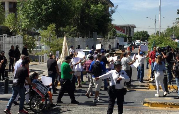 Opositores a la verificación vehicular realizan protesta en la avenida Magisterio