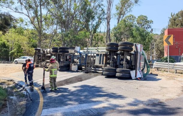 Volcadura de tráiler colapsa la movilidad en la carretera a Nogales