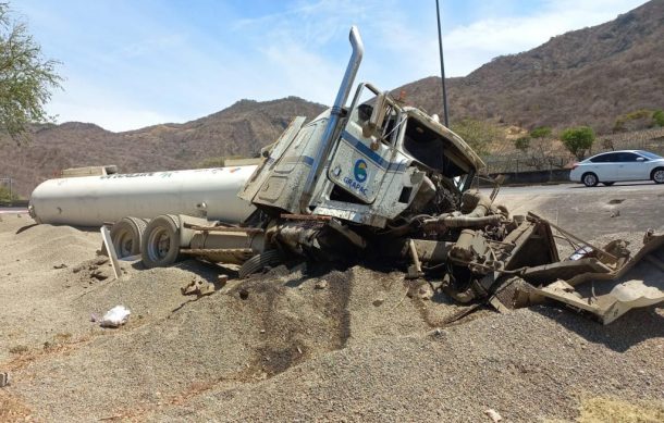 Vuelca tráiler con cisterna cargada con amoniaco en la autopista a Tepic