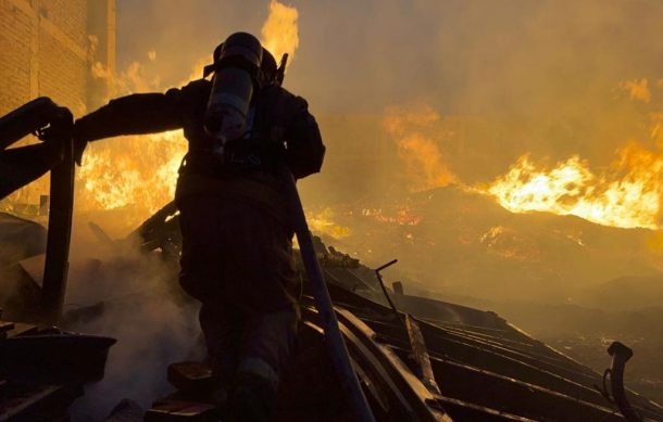 Se alargan las labores para sofocar incendio en bodega de San Juan de Ocotán