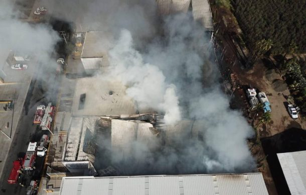 Tras incendio de bodegas en Tlajomulco, comunidades temen riesgos graves a la salud de las personas