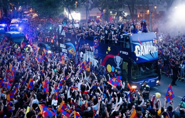 Festeja el Barcelona sus títulos con desfile