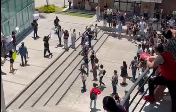 Estudiantes del CUCSH  piden resolver problemática en el Centro Universitario de La Normal