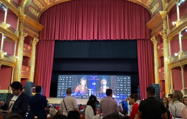 Decenas de personas esperan en la ceremonia de pesaje Canelo-Ryder