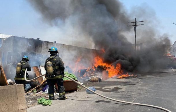 Fuego quema varias casas de indigentes en avenida Inglaterra