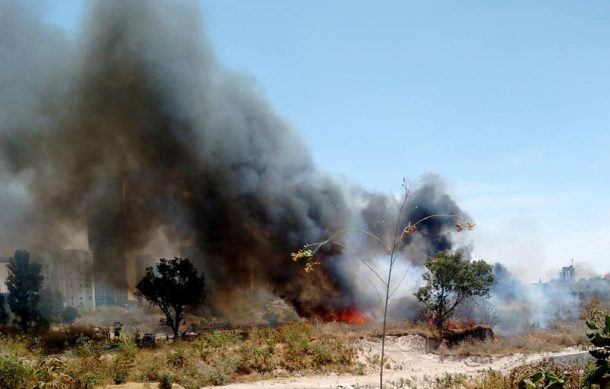 Contienen incendio de tractocamión dentro de Colomos III