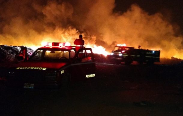 Liquidan incendio en basurero de Tala