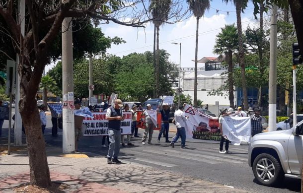 Protestan opositores a la verificación vehicular en varios puntos de la ciudad