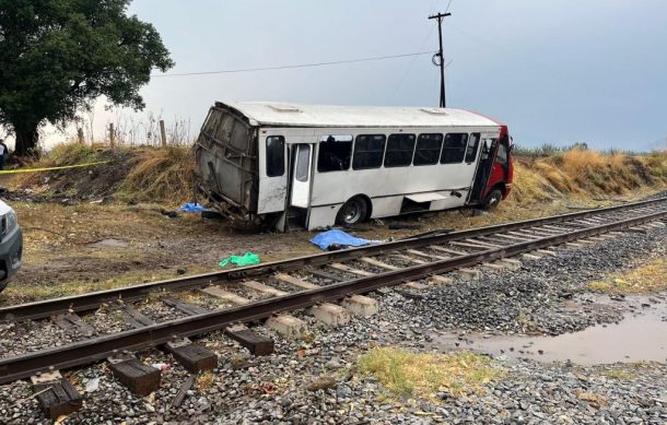 Choque entre minibús y ferrocarril deja tres personas muertas en El Arenal