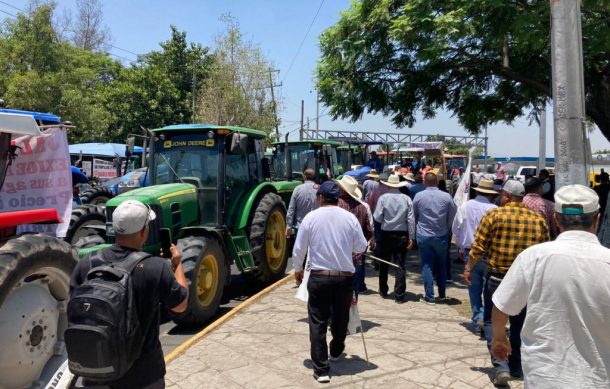 Colapsa vialidad en carretera a Chapala por protesta de campesinos