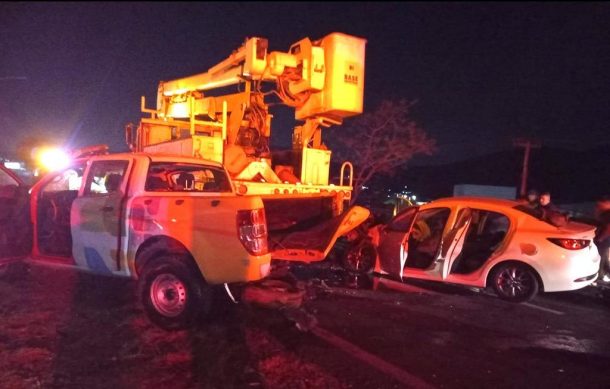 Jóvenes se impactan contra camioneta municipal y una grúa en carretera a Morelia