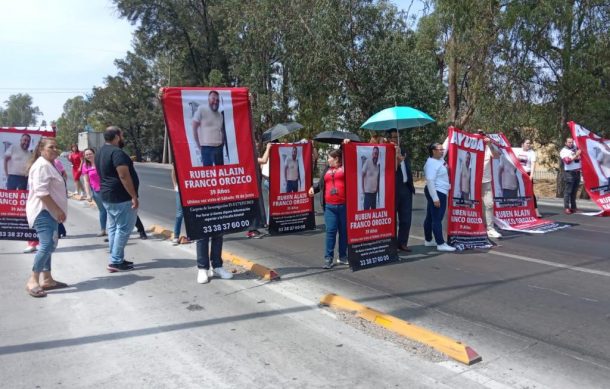 Protestan en Periférico por desaparición de funcionario de juzgado