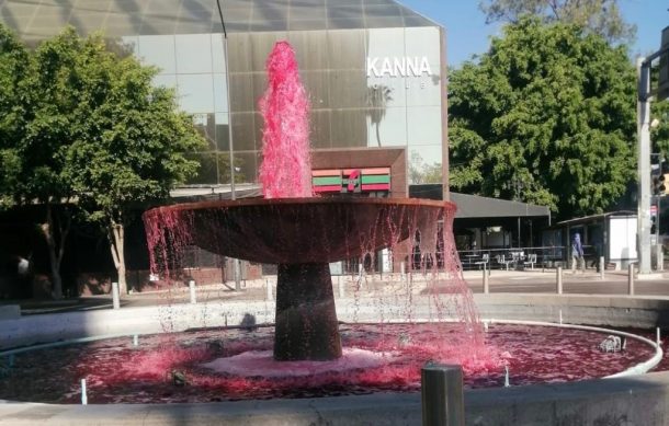 Colectivos prozapatistas pintaron de rojo agua de fuentes de Chapultepec