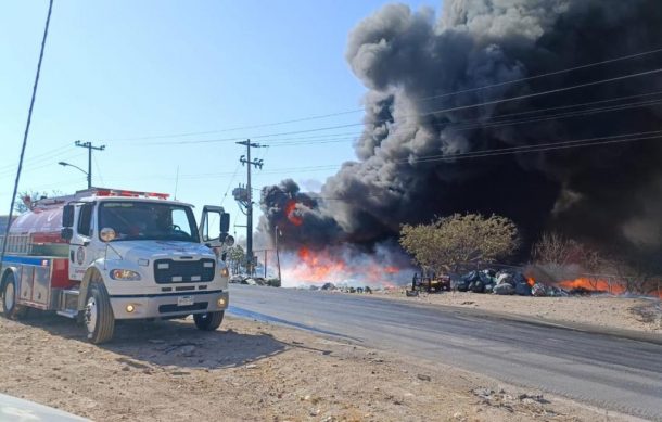 Impiden bomberos que incendio se propague a basurero de Picachos