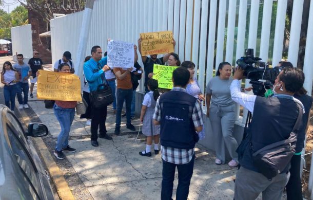 Protestan maestros por la falta de pago del sistema federal