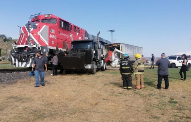 Chocan tren y tráiler en Zapopan; no hay heridos