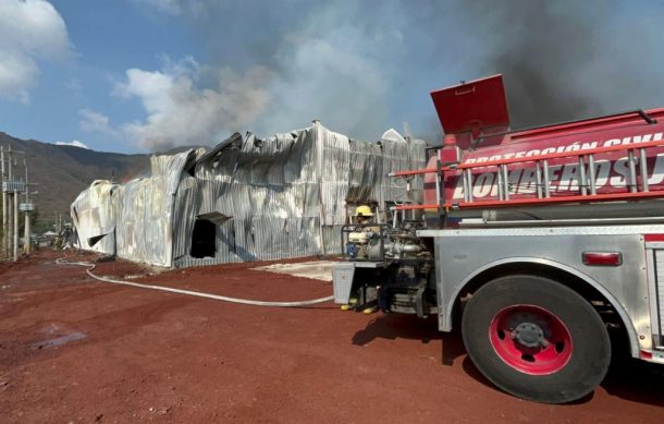 Voraz incendio devasta bodega de tarimas en Tala