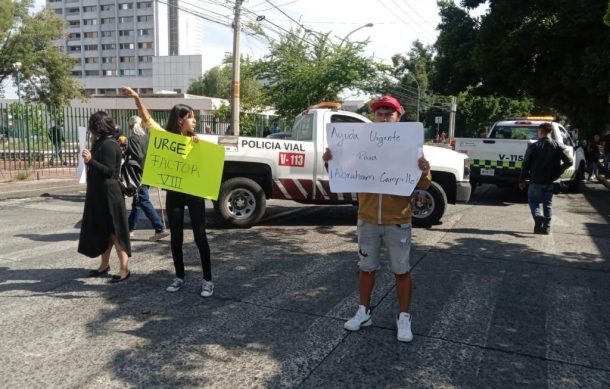 Familiares de paciente protestas afuera de Centro Médico por falta de medicamentos