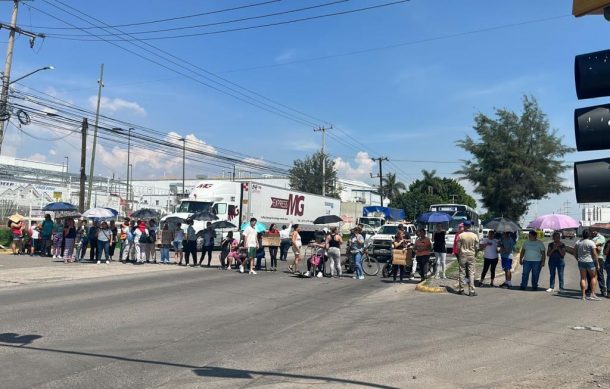 Vecinos de Parques del Castillo bloquean carretera a El Salto por falta de agua