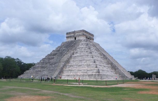 INAH encuentra ofrenda con vasijas en Chichén Itzá