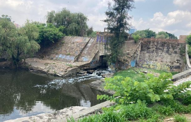 Vecinos de Jardines del Country temen colapso de presa del Parque Ávila Camacho