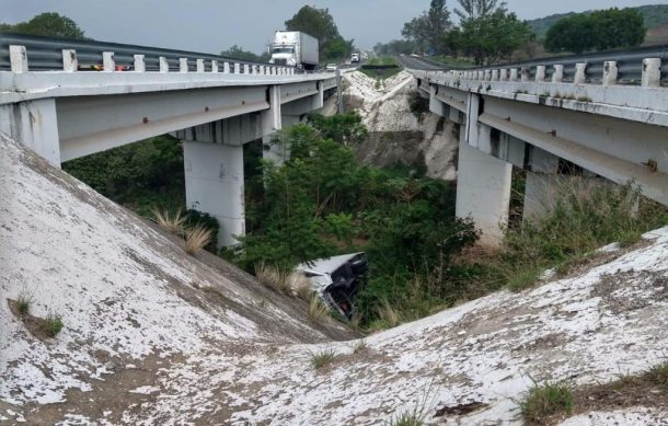 Mueren dos personas al caer un camión de puente de 20 metros de altura