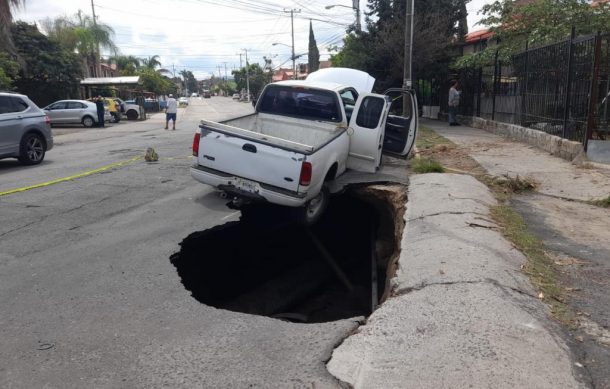 Enorme socavón por poco se traga camioneta en Zapopan