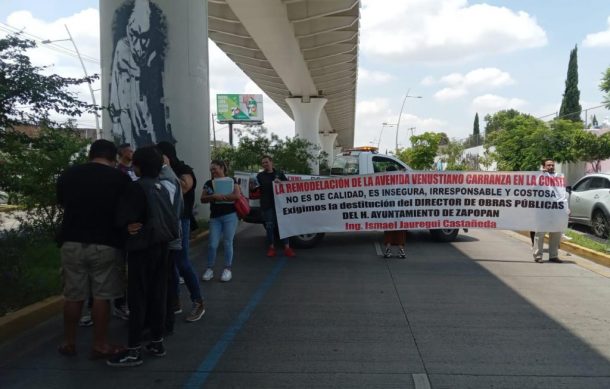 Vecinos de colonia Constitución bloquean avenida de Los Laureles