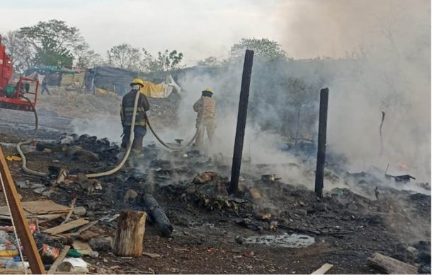 Impiden inicie otro incendio en el basurero de Matatlán