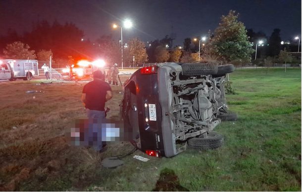 Volcadura de camioneta en el Circuito JVC deja tres lesionados