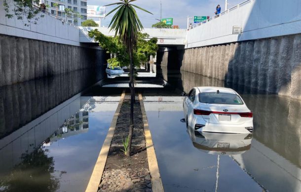 Amanece inundado en túnel vehículos de López Mateos y Copérnico