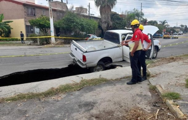 Descartan daños en fincas contiguas a socavón que se formó en Zapopan