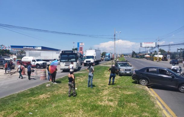 Vecinos de El Salto bloquean carretera por falta de agua