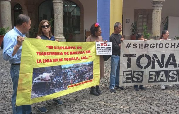 Afectados por basura en Tonalá protestan en Congreso de Jalisco