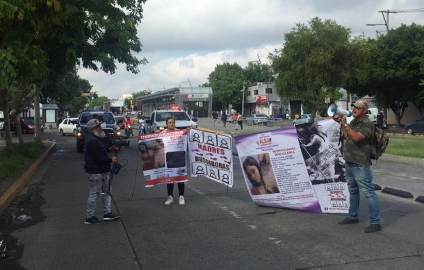 Bloquean calles en GDL por desaparición de mujer en QRoo