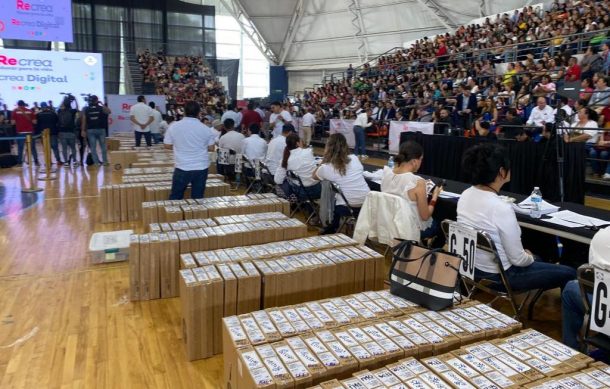 Entregan computadoras a maestros de primaria en Jalisco