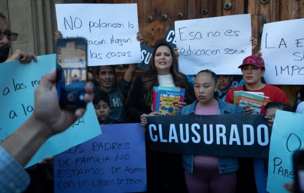 Diputada y padres de familia clausuran SEP