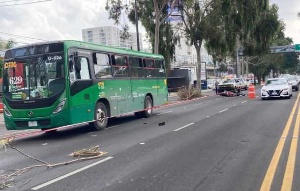 Motociclista choca contra camión urbano en Av. Vallarta