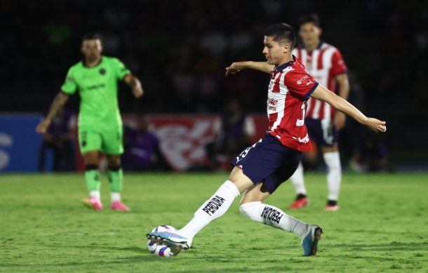 Con penal polémico, Bravos empata 1-1 con Chivas en regreso de la Liga MX