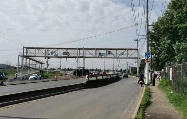 Puente peatonal sufrió daño estructural tras choque