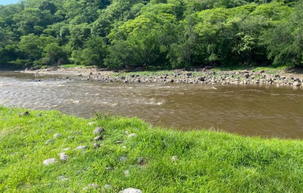 Rescatistas trabajan para recuperar cuerpo en el río Santiago