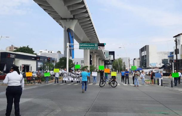 Bloquean avenida Ávila Camacho