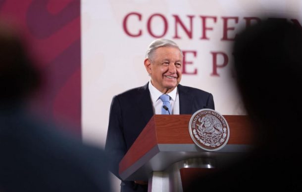 AMLO presume inversión extranjera récord en 2023