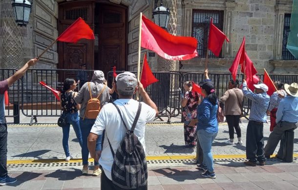 Protestan integrantes de Antorcha Campesina en demanda de apoyos