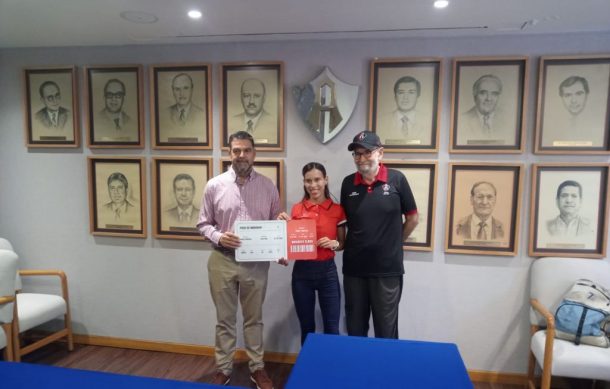 Entrega Atlas a Isabel Oropeza su pase de abordar para el Mundial