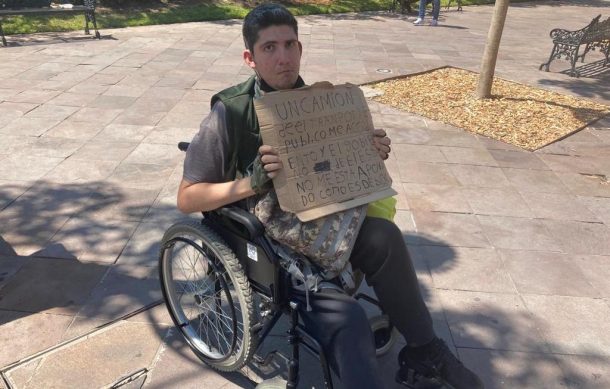 Joven realiza protesta solitaria, pide ayuda tras sufrir accidente