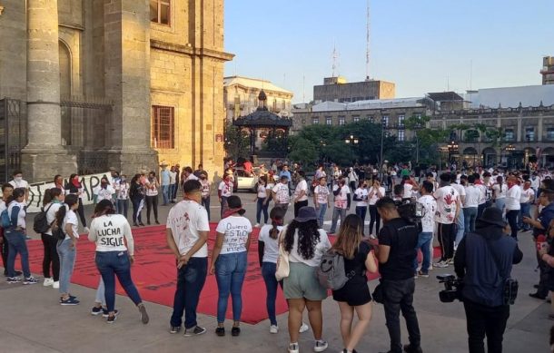 Realizan movilización en Guadalajara por desaparición de los 43 de Ayotzinapa