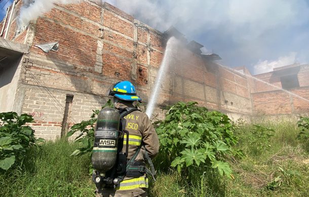 Incendio devasta bodega de esponjas en El Salto